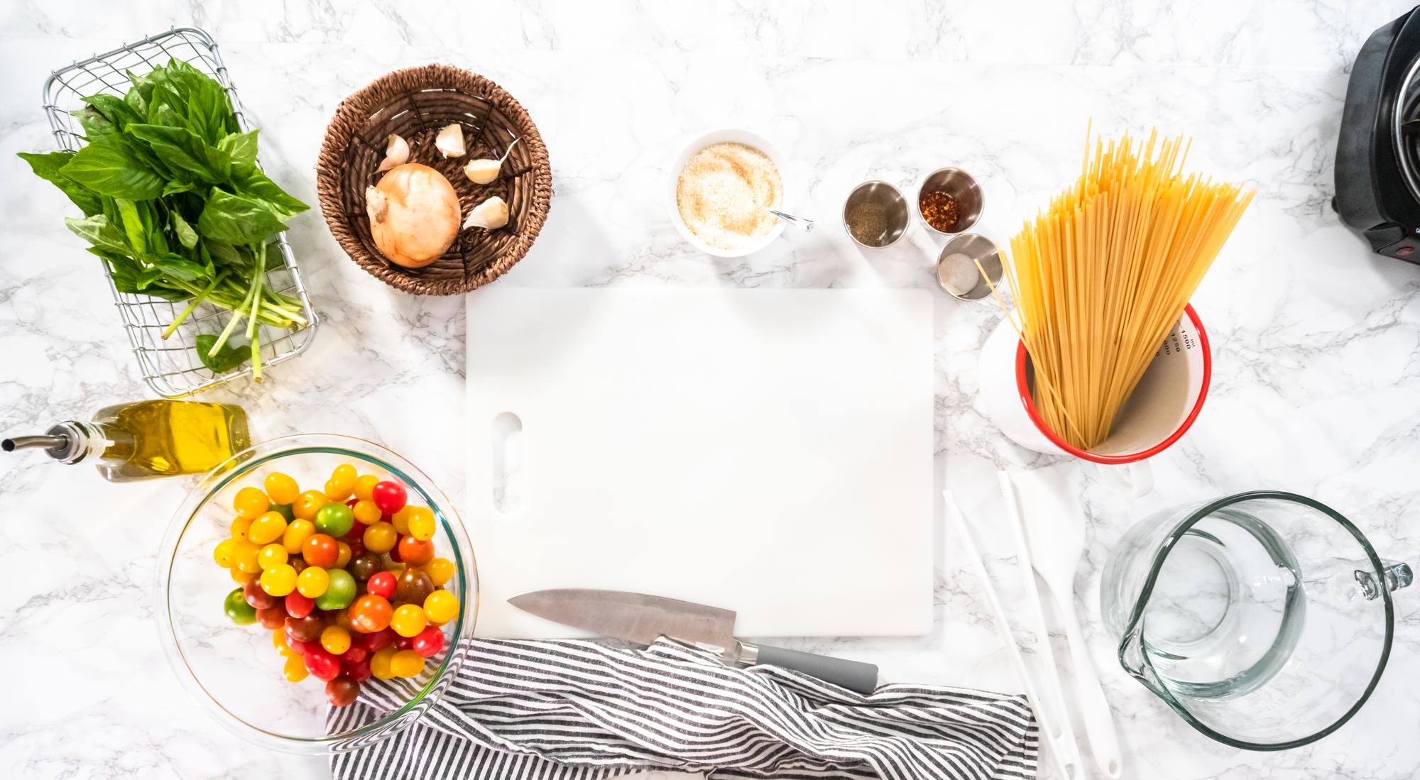 Tavolo con ingredienti separati per una ricetta